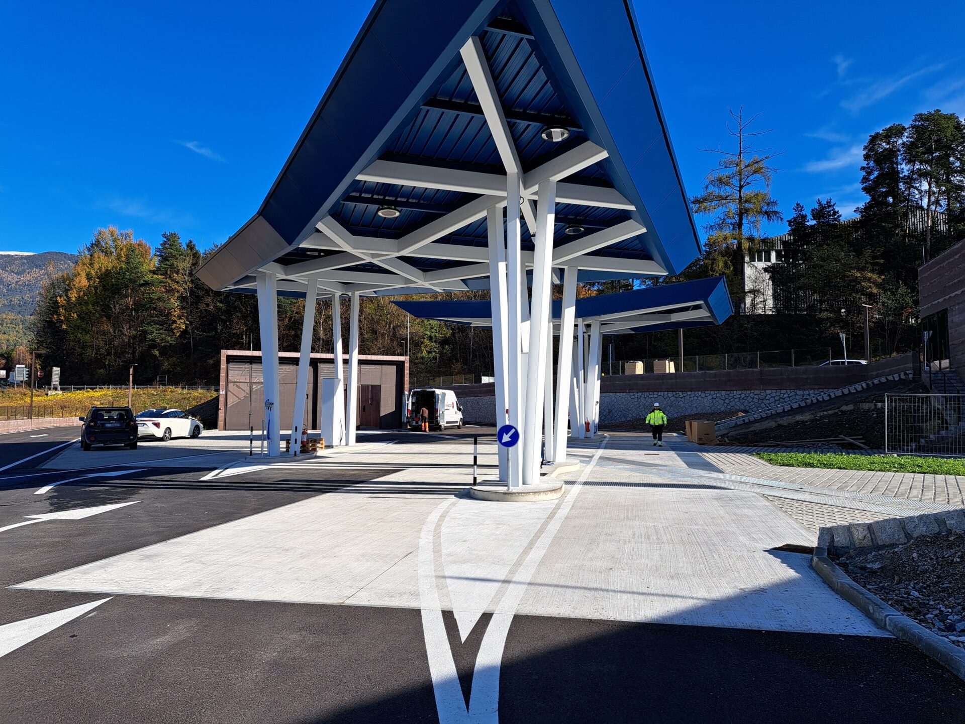 Erste grüne Tankstelle Italiens in Bruneck eröffnet